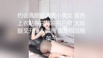 老外真会玩 极品短发美女穿着箱子街头让人摸奶摸逼 奶子又大又挺 还是无毛馒头B