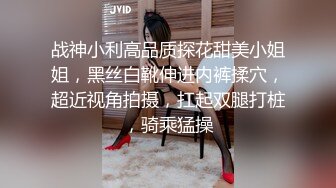 极品厕拍！美女如云服装城坑神逼脸同框偸拍数位漂亮小姐姐方便，亮点多多，颜值小妹干燥使劲拉面目狰狞最后用手抠出来 (3)