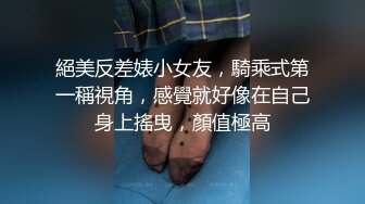 大哥跟人开着视频看人做爱自己抠少妇的骚逼，深喉大鸡巴无套抽插，跟狼友视频交流经验，比拼草逼真实刺激