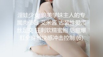 她老公出去买夜宵的时候上了她老婆，兄弟老婆被玩操