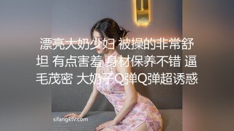  牛仔短裤大长腿贫乳美女和炮友居家啪啪，近距离特写口交舔屌，翘起屁股舔逼后入撞击美臀