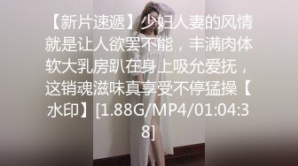 90後嫩妹打開窗戶脫光趴著被大叔拽頭髮後入暴操