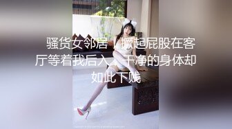 某外语学院水嫩性感的大学美女被鸡巴粗大的强壮弯屌男干完嘴巴扒掉短裤直插无毛小嫩逼，掂着双腿狠狠干，逼小屌大!