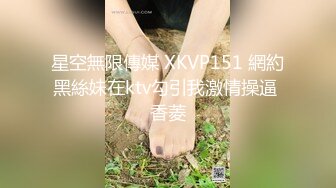 斜腿黑长裙美眉