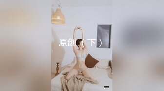 窥路边坐着玩手机美眉的奶子