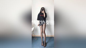 小母狗趴在那里认真舔脚