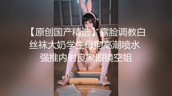 商场女厕双镜头近距离偷拍躲在里面抽烟的大长腿美女的小黑鲍鱼