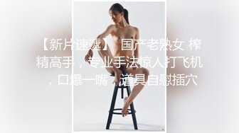 极品良家御姐，【晓溪】，喜欢野外露出，还是个一线天白虎，林中大哥背后掀开短裙，屌炸了！