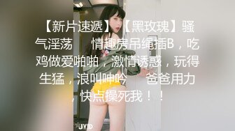 穿着碎花裙的小骚货被我无套后入操出白浆