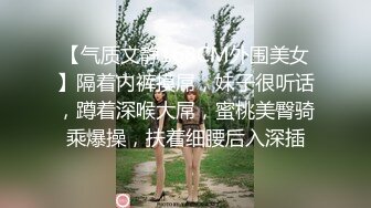 飘柔长发白衣女神，为了拍她小清新穴真是危险刺激并存，有人进来赶紧躲进旁边侧位，女神还抽烟！