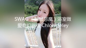 商场女厕全景偷拍制服美女职员的极品小黑鲍