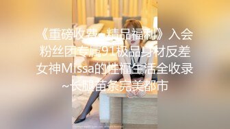 黑裙少妇带小孩店里选东西由于要低头照顾小孩子少妇一直撅着屁股CD前面漏黑森林