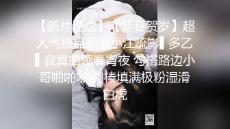  老哥约白嫩00后萌妹子啪啪，粉穴奶子逼逼无毛，抬起双腿插入进进出出，上位骑乘妹子自己动