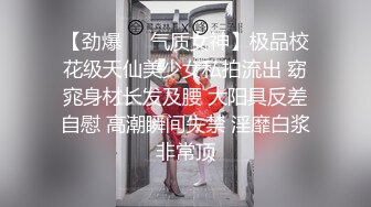  游客搞熟女技师，按摩师摸摸搞搞，扒下内裤吸奶扣穴，扶着按摩床后入，胖哥搞舒服了