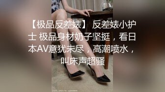 攻略嫂子厨房偷袭小嫂子，半推半就下大屌插入嫂子肥穴，从厨房干到床上！