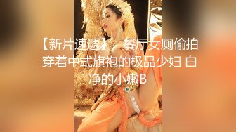 已婚骚人妻家里没人陪狼友发骚，农村大院屋里骚完院里骚，听狼友指挥互动撩骚揉奶玩逼看特写，精彩不要错过