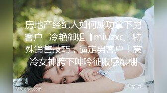 《极品CP??魔手外购》正版2K近景热闹商场女厕刁钻位置偸拍超多小姐姐方便，能看脸又能看私处，浓浓分泌物挂逼上不掉