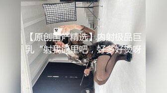 大學妹光潔大腿跟和漏出的衛生巾讓人瞬間充血