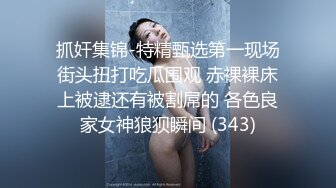 尾随妹子进女厕偷窥为了拍脸被眼镜美女发现了仔细观摩好一会儿，幸好没有喊人！