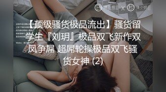 《魔手?外购??极品CP》地铁女厕全景偸拍络绎不绝的年轻小姐姐方便??美女多亮点多，妹子换奶罩一对大奶又圆又挺手感绝对一流