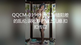 衣服还没脱就用大鸡巴干起来了，淫水流一地