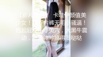 清纯眼镜小师妹，碰上绿色裙子上厕所尿尿，尿完尾随回到教室拍她清纯秀丽的脸！