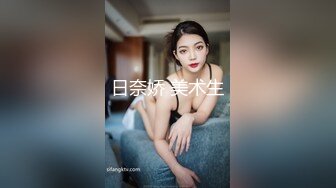 科技楼蹲守 爱玩手机的眼镜妹 粉嫩的小鲍鱼