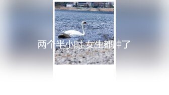 淫声荡语骚人妻让大哥抓着两个奶子凑一块一起吃，淫声荡语互动狼友，让大哥压在身下无套抽插，内射骚穴刺激