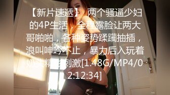 漂亮美女 穿着开档牛仔裤 被无套输出 拔枪射了一屁屁