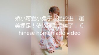 田冰冰 灰色系的淋浴間內 超短式上衣映襯出豐滿身姿