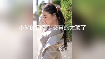  丝袜女仆情趣装颜值不错很嫩小少妇激情3P，伺候两个小哥哥主动上位抽插嘴里还叼着大鸡巴