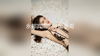 【新速片遞】游乐场女厕全景偷拍长裙美少妇的无毛大肥鲍