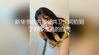 为求刺激非要拉着女友在公园吃鸡 中途有行人过来 吓坏了 用阳伞遮一下 只能摁着头快速深喉 终于出货口爆了