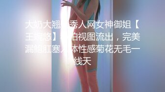 颜值非常不错的小妞全程露脸大秀，后面有个小姑娘自己在前面大黑牛自慰骚逼，找个没人的房间全裸给狼友看