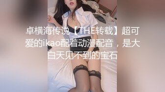 合租房冒死门缝偷窥 对门的美女洗完澡出来换衣服身材还挺不错