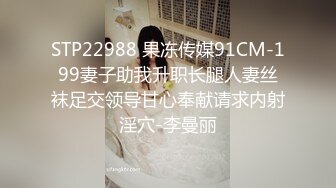 女友浴室洗骚逼，男友跑过来蹲着舔逼，搞的好想要，坐在马桶上玩震动棒，小舌头舔JB，口活很棒