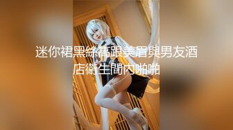 大神经典作品商场无门女厕全景偷拍玩手机的气质眼镜美女对着镜头方向表情挺丰富的