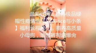 隔板下多角度拍摄 玩手机的酒店服务员 正跟老公聊微信 不知被人拍了黑逼