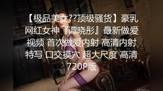 两个超清纯00后嫩妹双女一起秀，短裙黑色网袜大黑牛震穴，坐在浴室地上震动高潮喷水，一起翘屁股掰穴特写