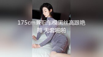 金色小辫子美女回归大自然，扒开洞口微张的BB尽情发泄