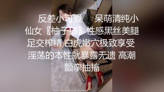 这美少妇尿尿的姿势有点奇怪 难道昨晚腿被老公干瘸了