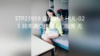 国产CD系列伪娘曦曦连身袜JK服女装 在大马路旁的公厕里自慰