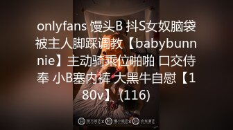 漂亮小骚妇过来找我玩,把她摁在床上，女：你别弄一会她回来了，男：回来就回来呗~来嘛来嘛！！