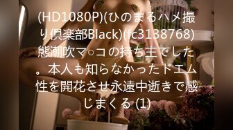 勾搭上兒子的小學語文老師,邊用手機給學生上網課,邊幹她,幾次不小心失聲差點呻吟出來