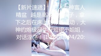 商场女厕连拍两位漂亮的小美女，好担心白衣妹把黑木耳扯下来