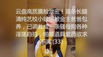 颜值不错牛仔裤萌妹子 穿上白色网袜近距离拍摄抬腿侧入大力猛操