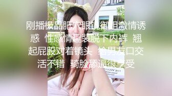 欧阳专攻良家极品白衣美女，舌吻调情手伸进内衣揉奶子，埋头舔逼舔爽了开操，上位骑乘边摸阴蒂