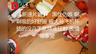 摆好镜头一边享受男人后入一边享受抽插