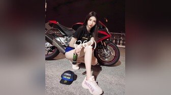 长发眼镜美女8天内被拍了三次 充分展示了肥美鲍鱼 丰腴白臀3V (2)