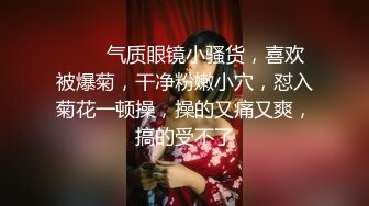 人妻少妇红色肚兜情趣诱惑，激情4P伺候小哥鸡巴，口爆内射喝尿